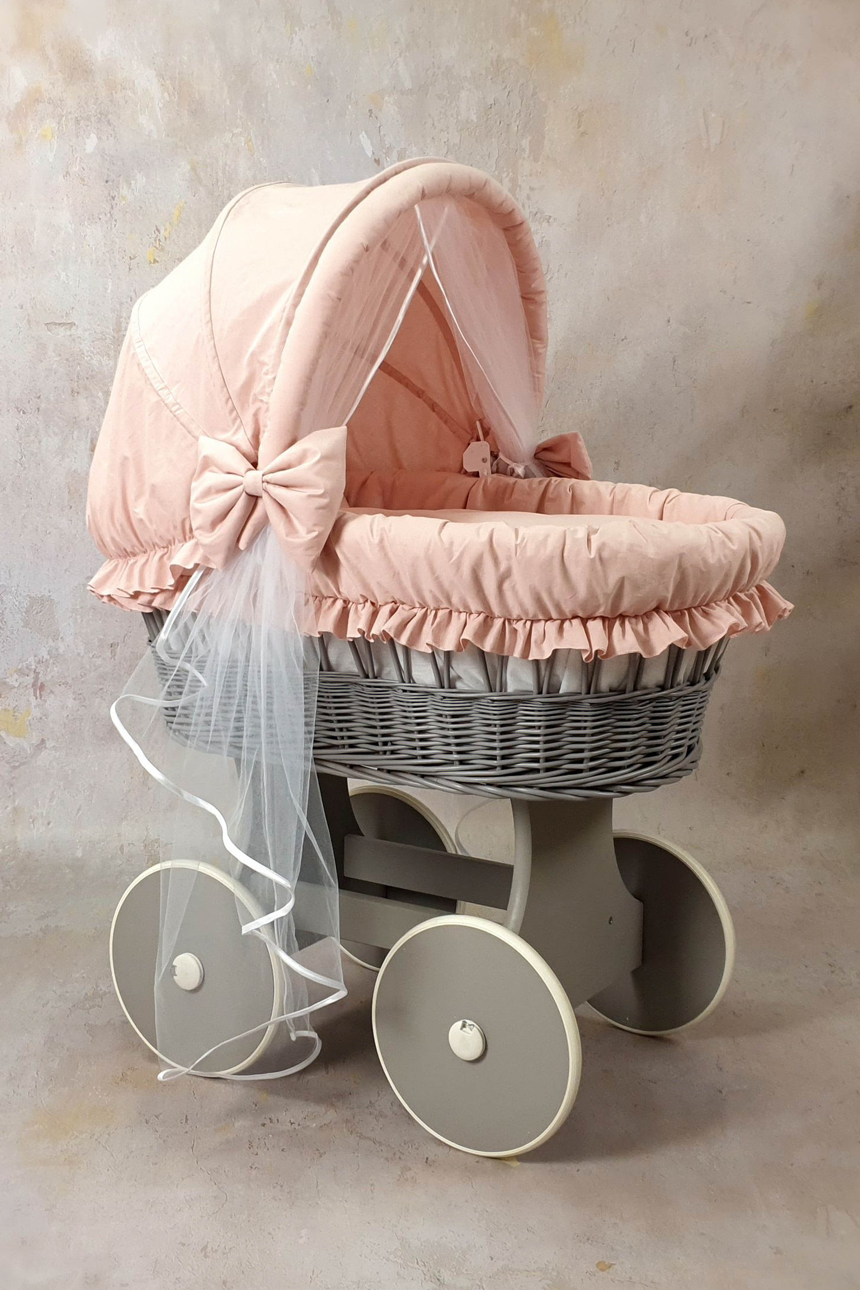 Moisés completo de mimbre con capota y mosquitera rosa empolvado, gris tejido según descripción