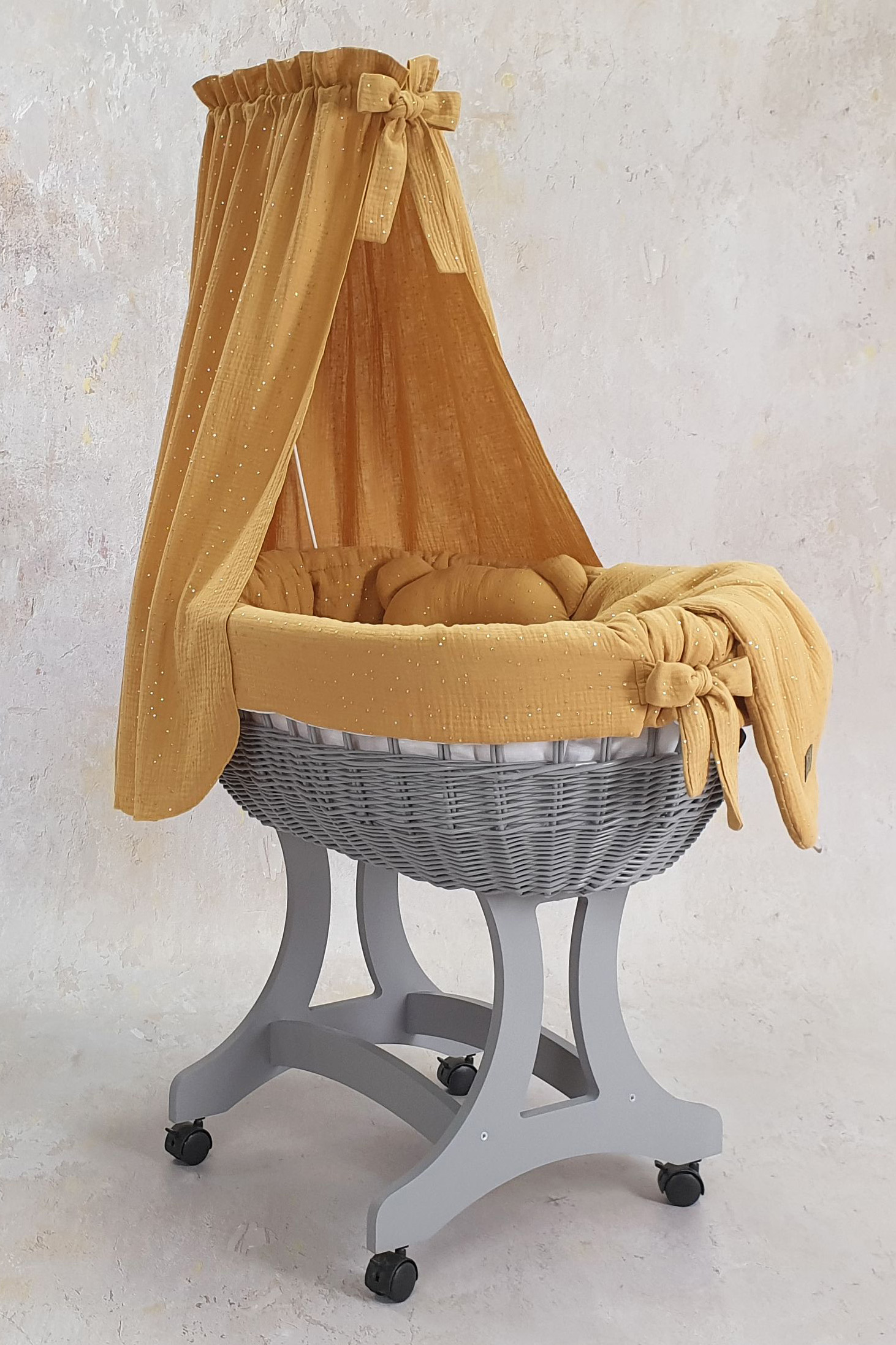 Moisés completo de mimbre con dosel y ropa de cama gris muselina y algodón