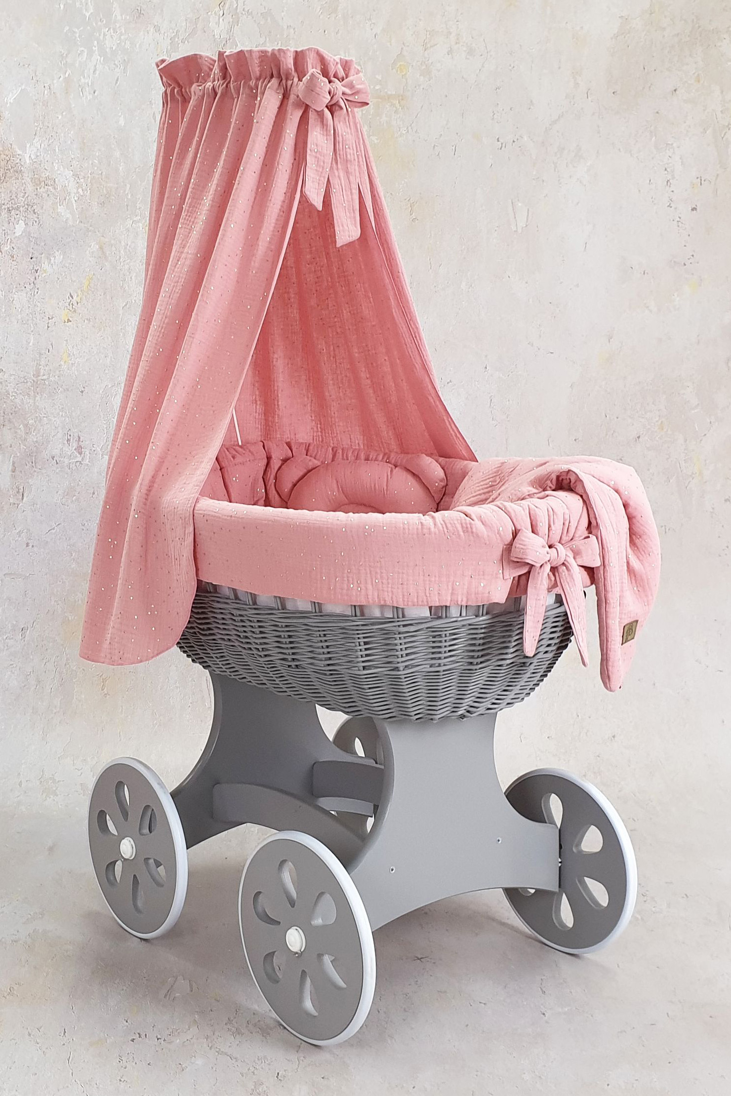Moisés completo de mimbre con dosel y ropa de cama rosa empolvado, blanco muselina y algodón serie TO5013