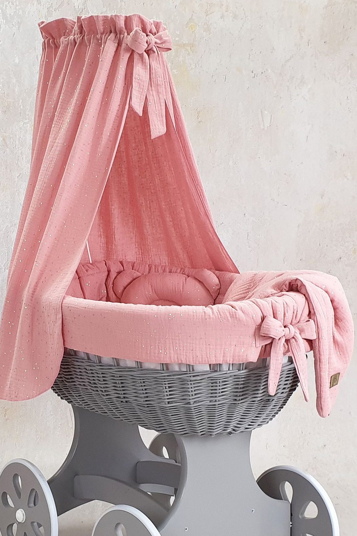 Moisés completo de mimbre con dosel y ropa de cama rosa empolvado, blanco muselina y algodón serie TO5013 - foto 4