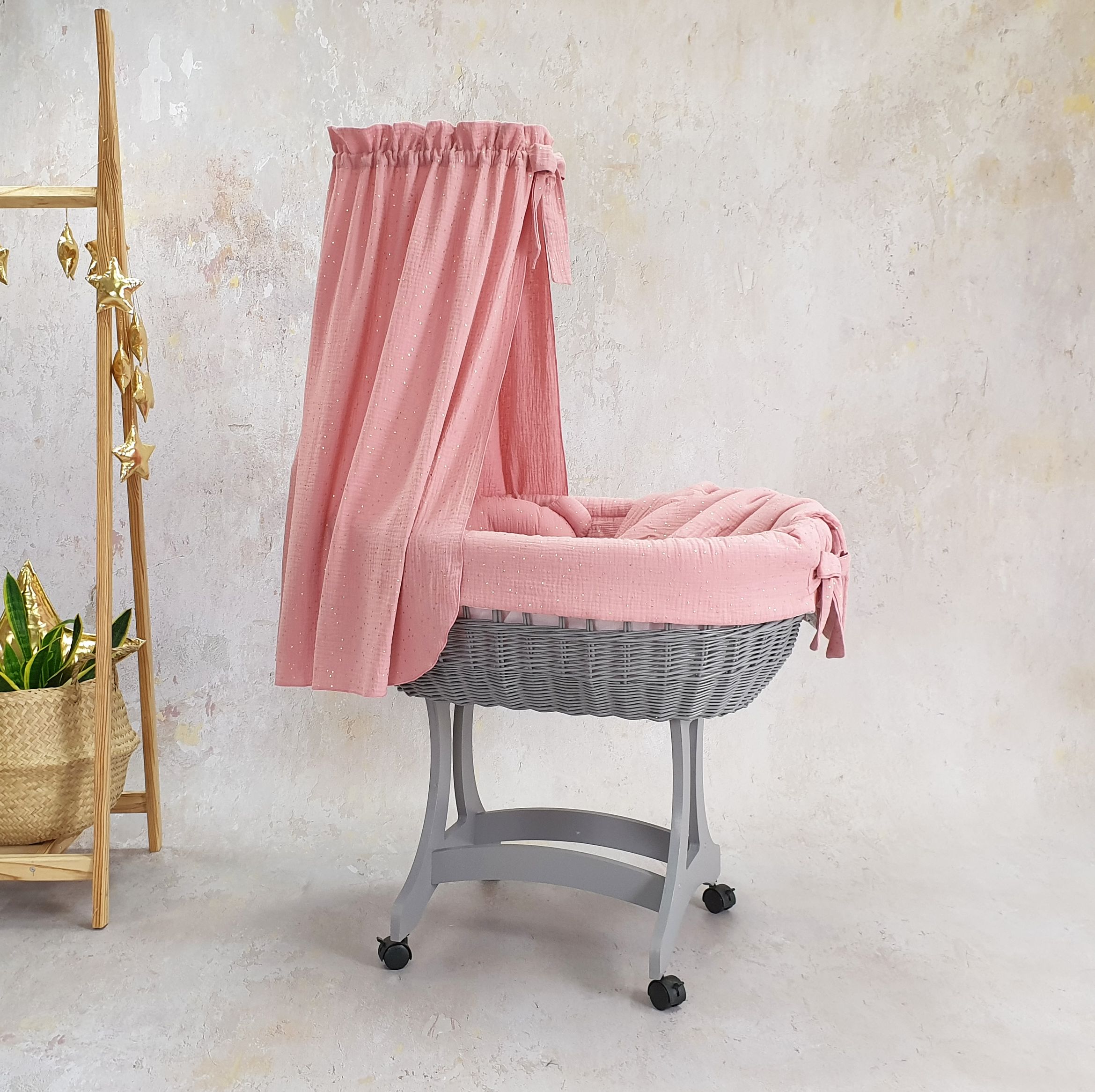 Moisés completo de mimbre con dosel y ropa de cama rosa empolvado, gris muselina y algodón serie TO5016 - foto 3