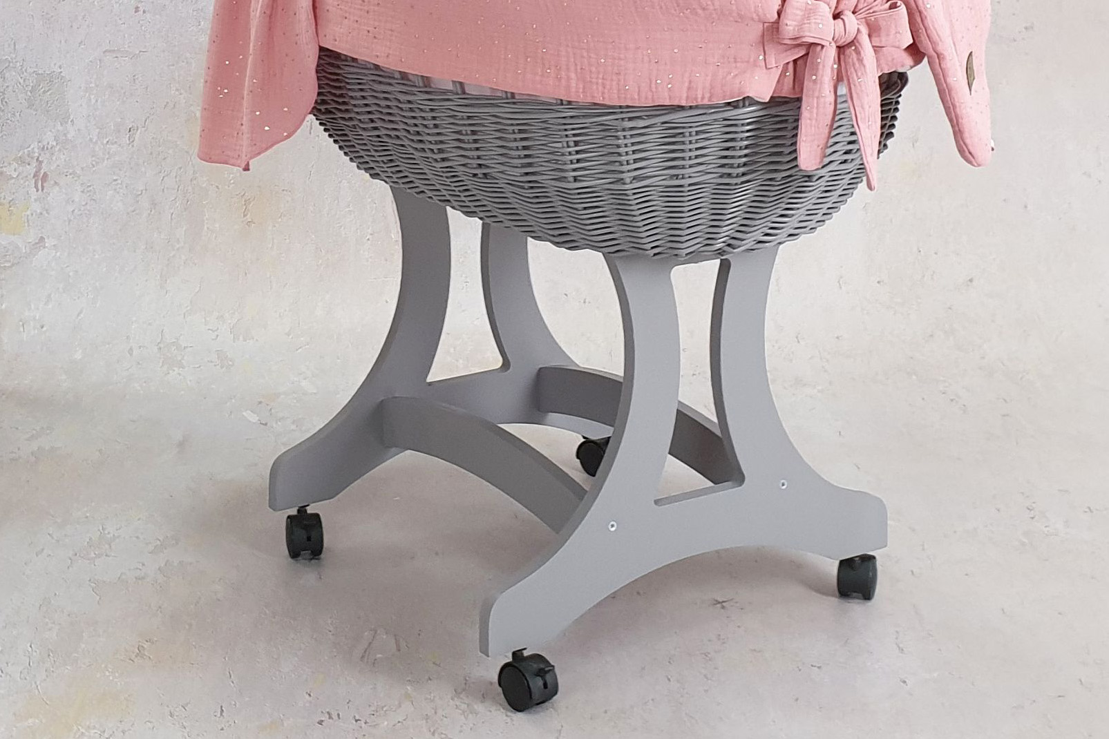 Moisés completo de mimbre con dosel y ropa de cama rosa empolvado, gris muselina y algodón serie TO5016 - foto 5