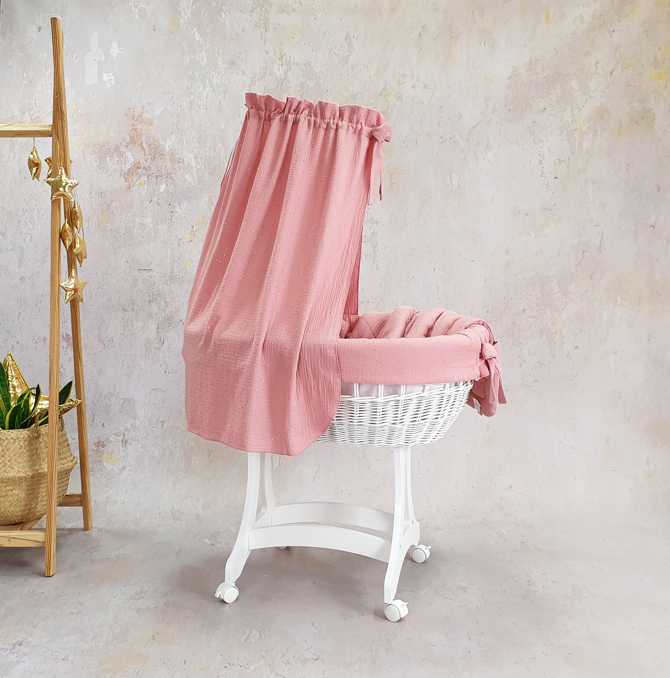 Moisés completo de mimbre con dosel y ropa de cama rosa empolvado, blanco, gris muselina y algodón serie to5024 - foto 3