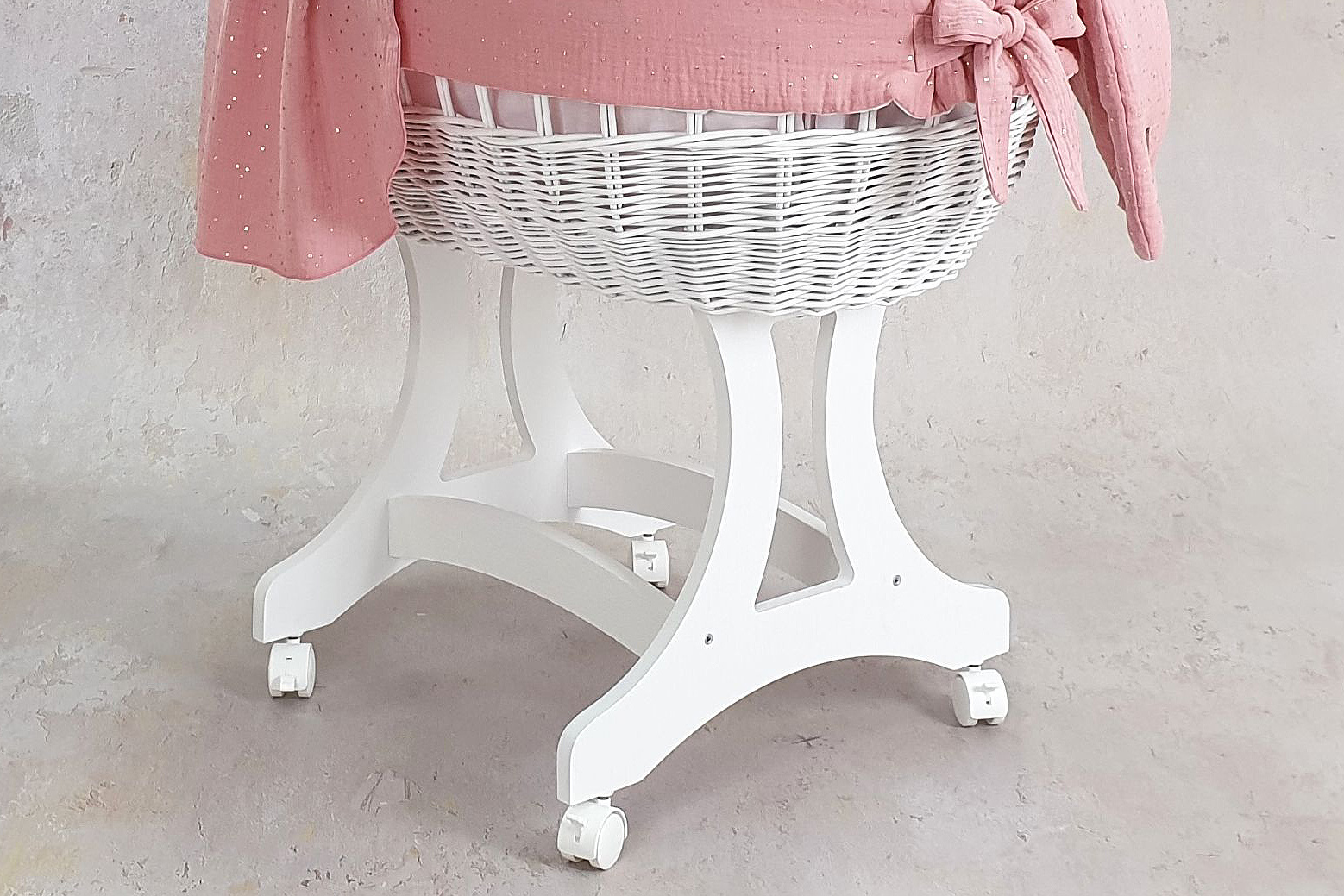 Moisés completo de mimbre con dosel y ropa de cama rosa empolvado, blanco, gris muselina y algodón serie to5024 - foto 5