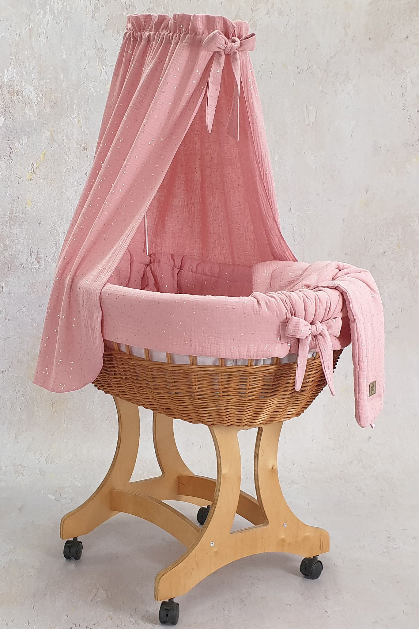 Moisés completo de mimbre con dosel y ropa de cama rosa empolvado, natural muselina y algodón serie to5025