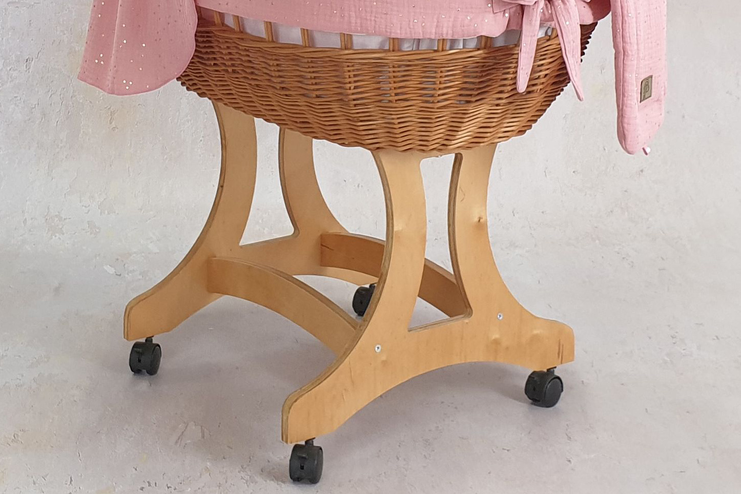 Moisés completo de mimbre con dosel y ropa de cama rosa empolvado, natural muselina y algodón serie to5025 - foto 4