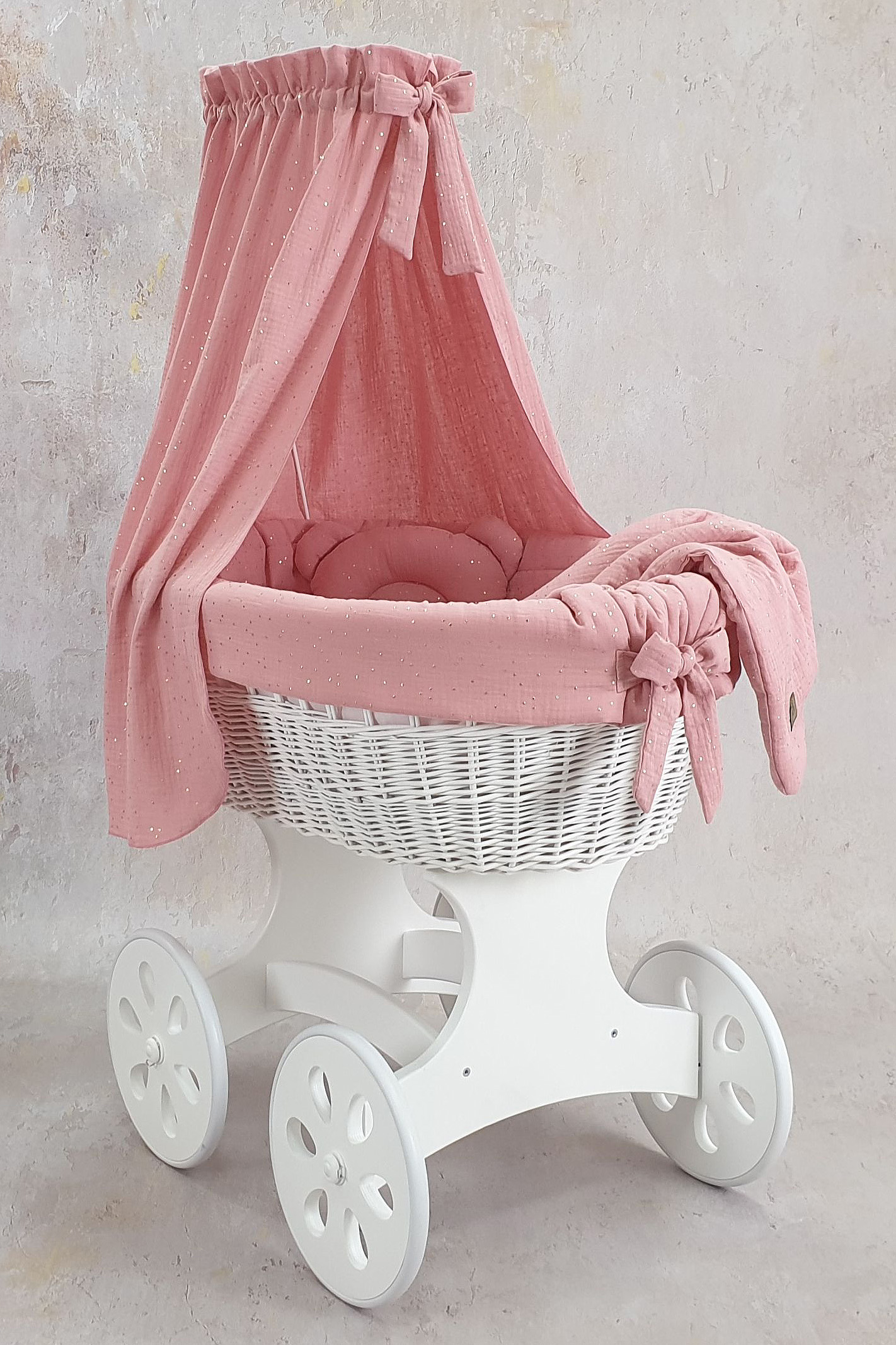 Moisés completo de mimbre con dosel y ropa de cama rosa empolvado, blanco muselina y algodón
