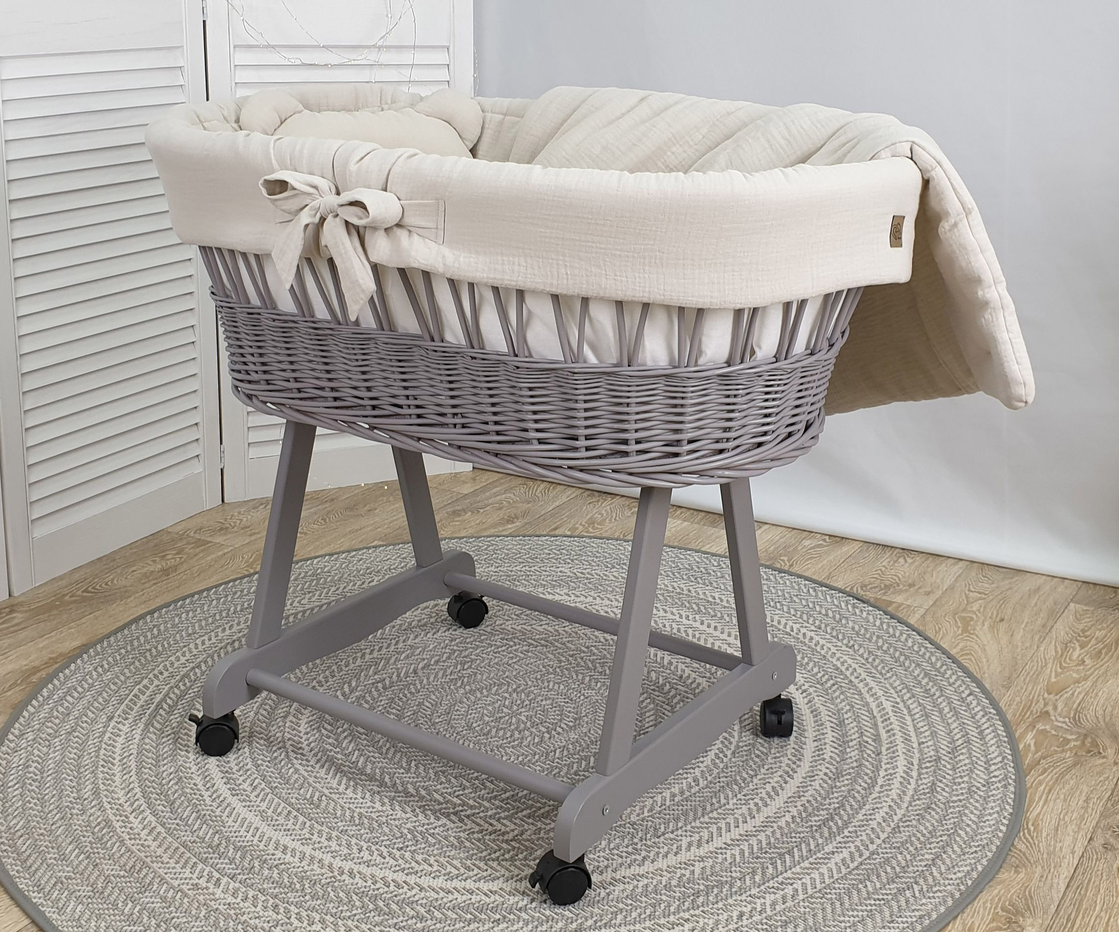 Moisés completo de mimbre sin dosel con ropa de cama beige, gris, natural muselina y algodón