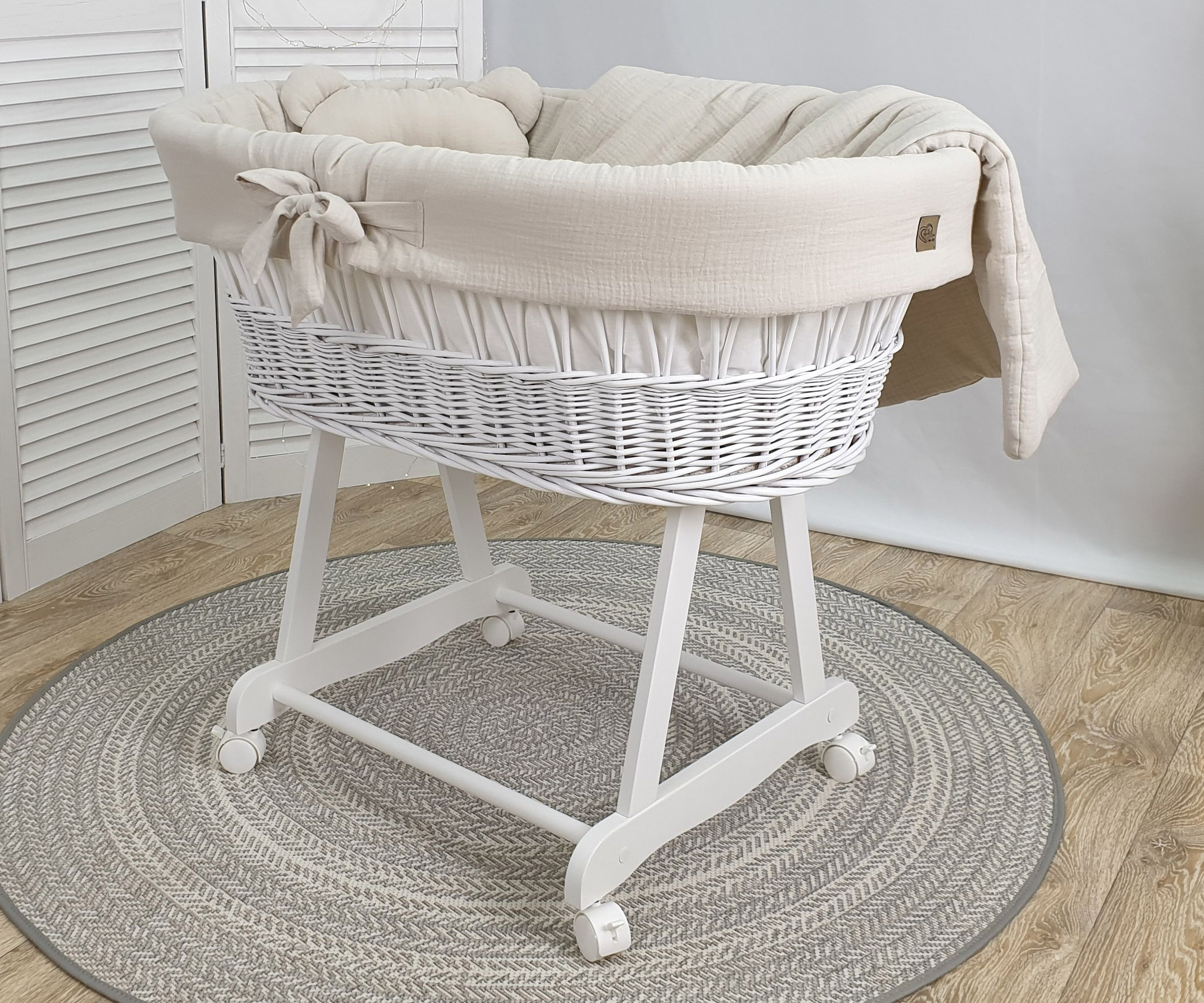 Moisés completo de mimbre sin dosel con ropa de cama beige, blanco, natural muselina y algodón serie BBE-MUS