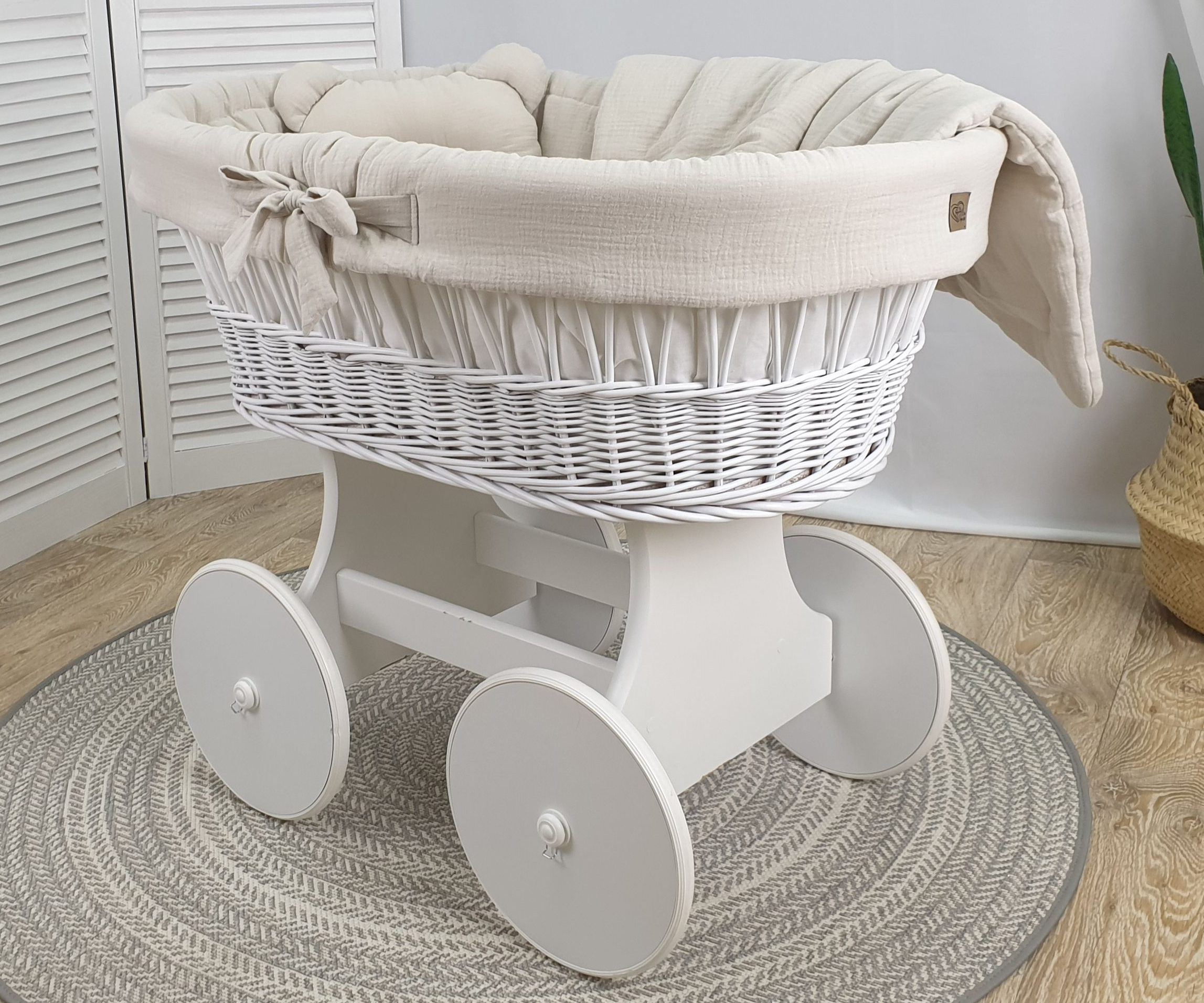 Moisés completo de mimbre sin dosel con ropa de cama beige, blanco muselina serie BBEKO-MUS