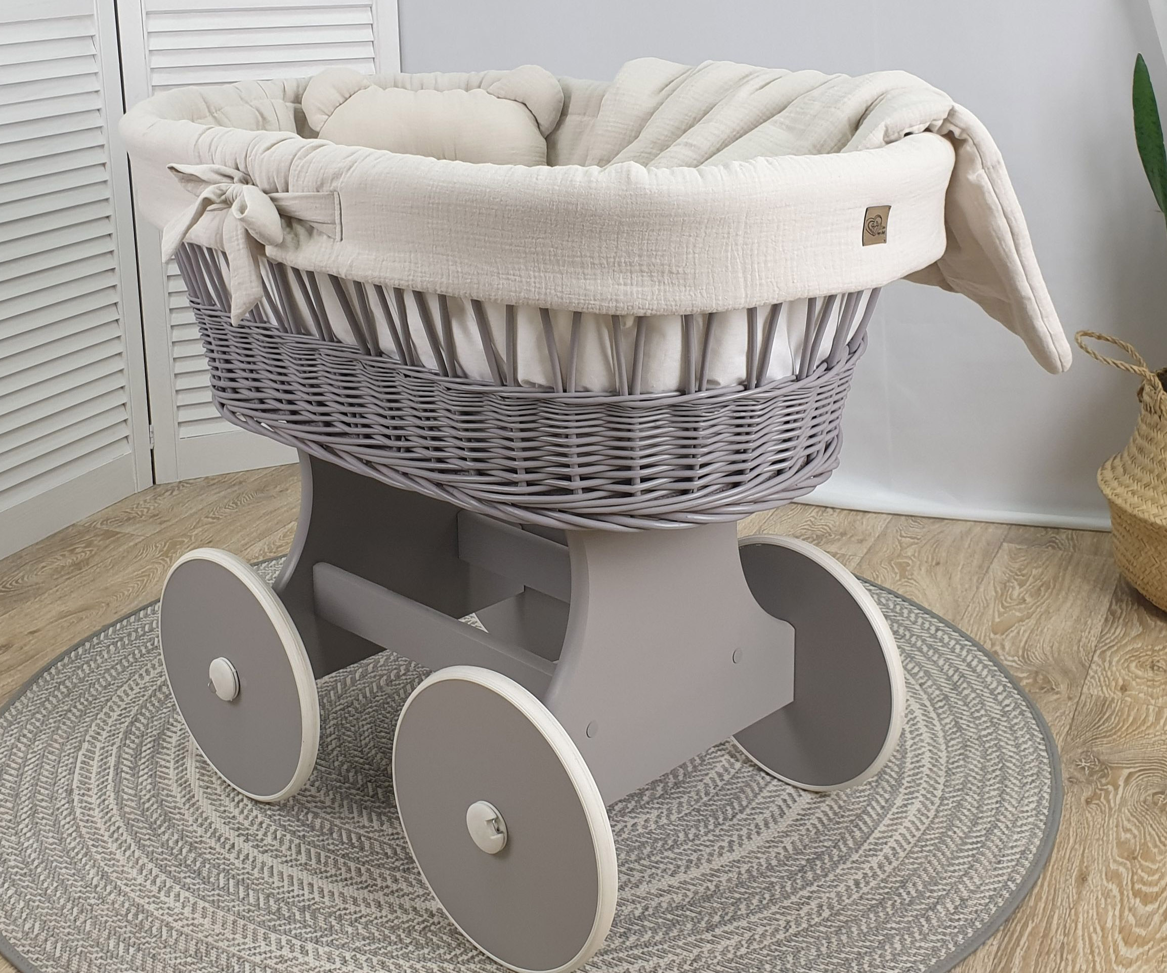 Moisés completo de mimbre sin dosel con ropa de cama beige, gris muselina serie GBEKO-MUS