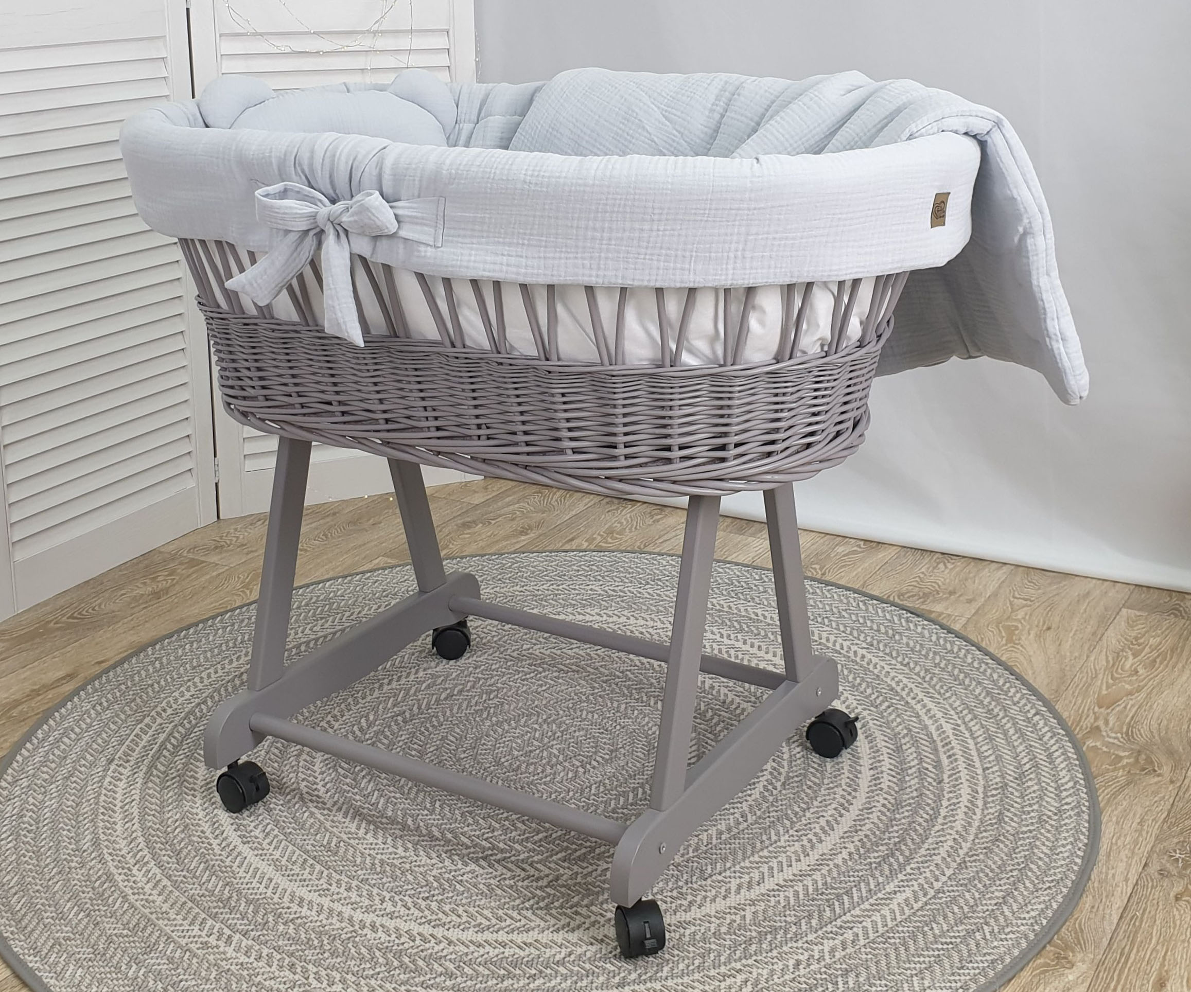 Moisés completo de mimbre sin dosel con ropa de cama gris, natural muselina y algodón serie GRGR-MUS