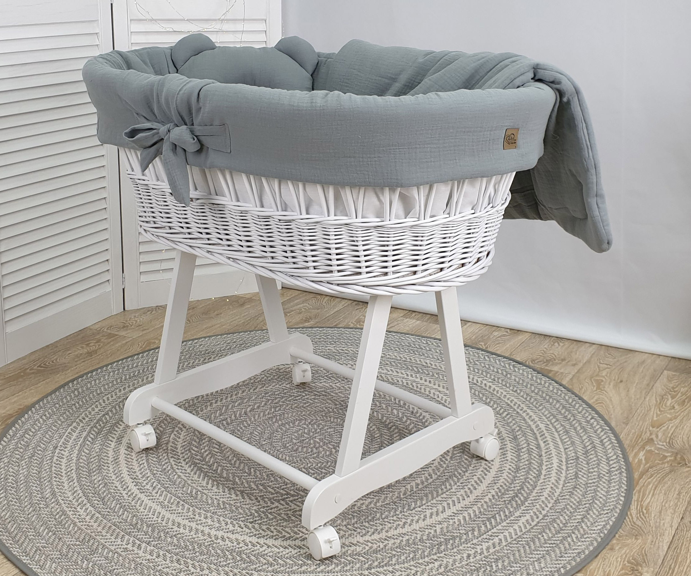 Moisés completo de mimbre sin dosel con ropa de cama caqui, blanco, natural muselina y algodón