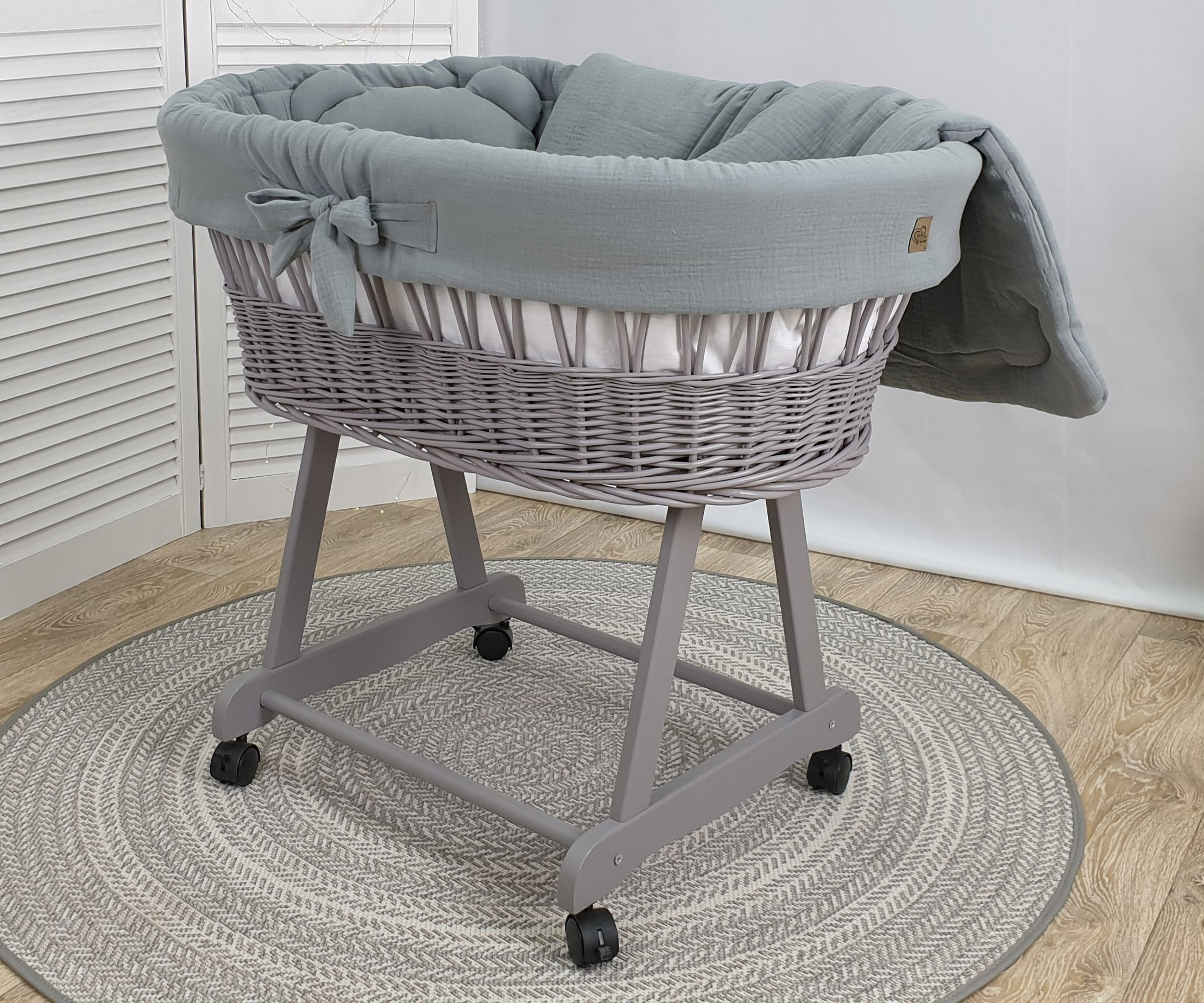Moisés completo de mimbre sin dosel con ropa de cama caqui, gris, natural muselina y algodón serie GRKH-MUS