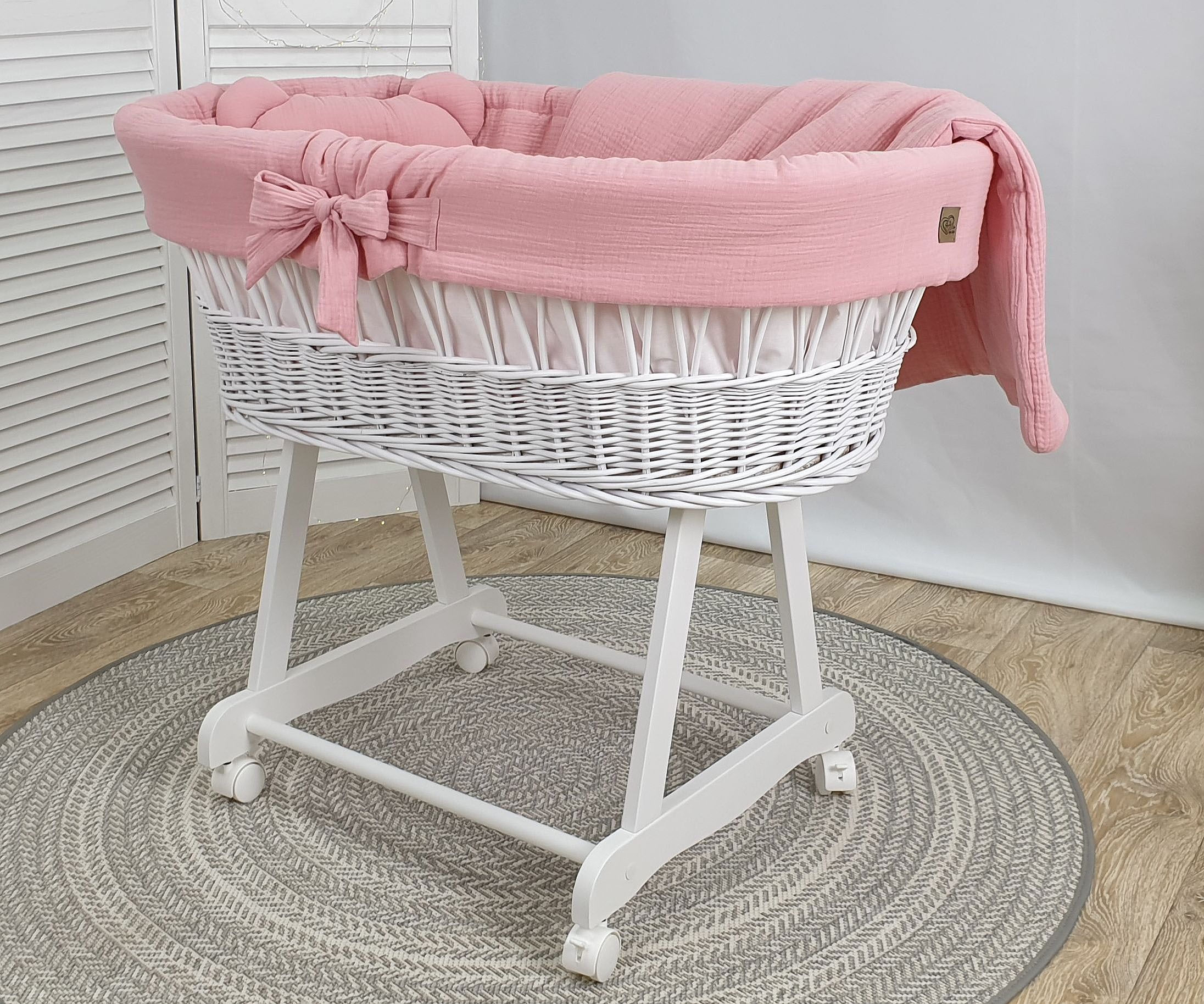 Moisés completo de mimbre sin dosel con ropa de cama rosa empolvado, blanco, natural muselina y algodón