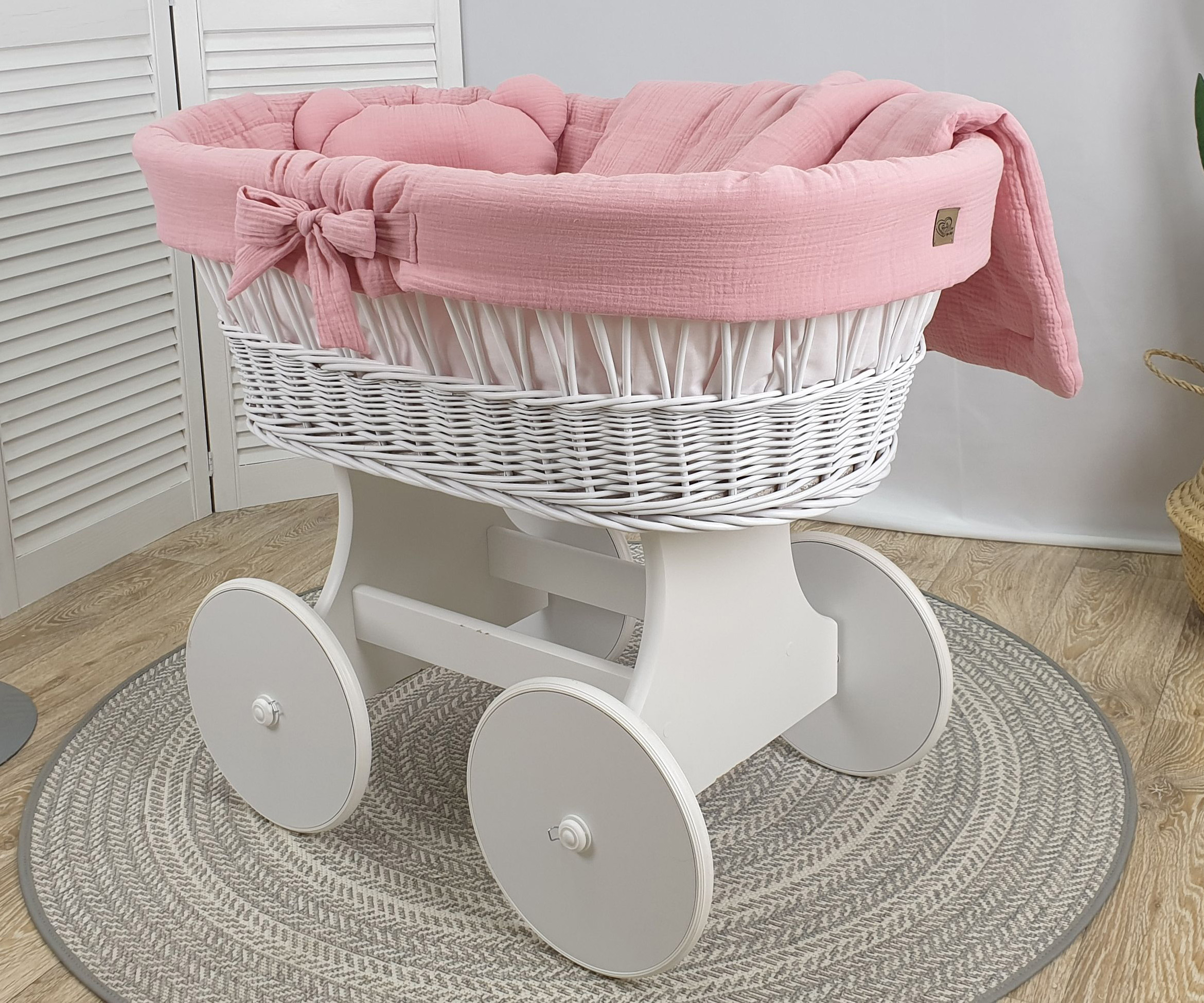 Moisés completo de mimbre sin dosel con ropa de cama rosa empolvado, blanco muselina serie BPRKO-MUS