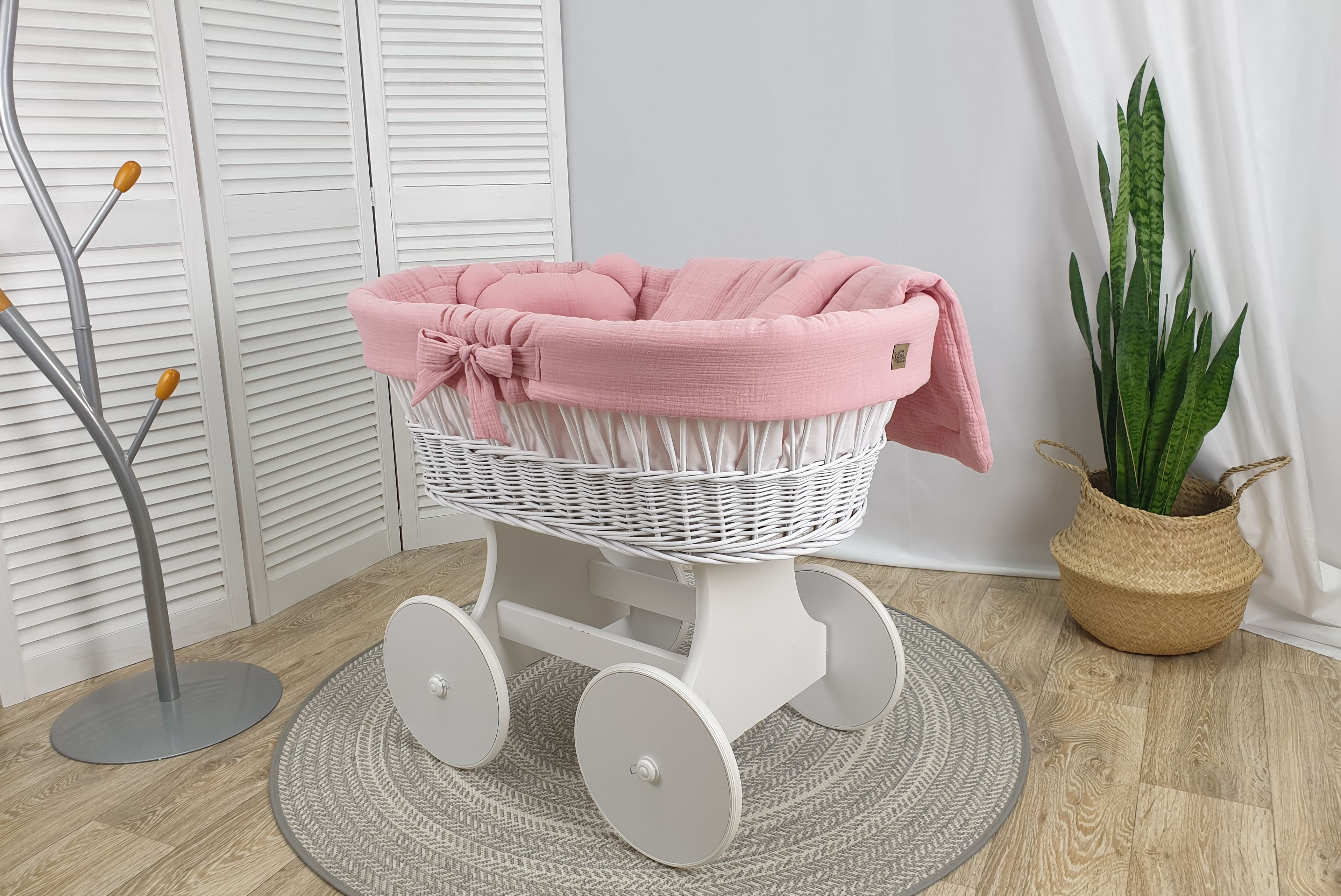 Moisés completo de mimbre sin dosel con ropa de cama rosa empolvado, blanco muselina serie BPRKO-MUS - foto 2