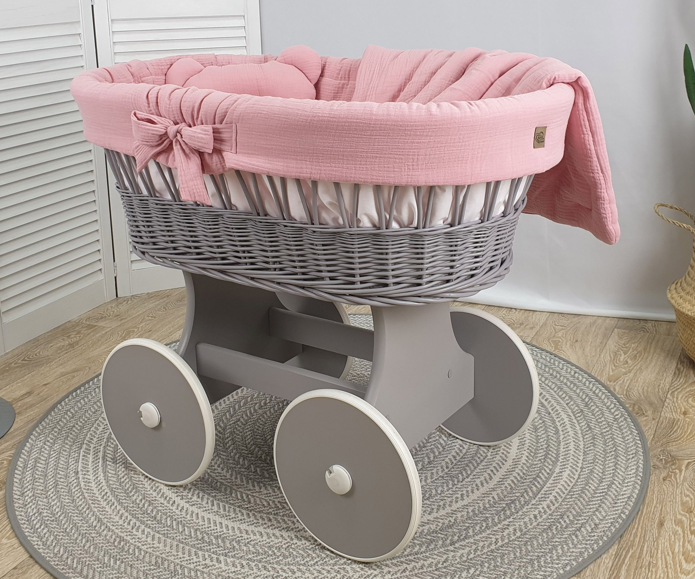 Moisés completo de mimbre sin dosel con ropa de cama rosa empolvado, gris muselina serie GPRKO-MUS