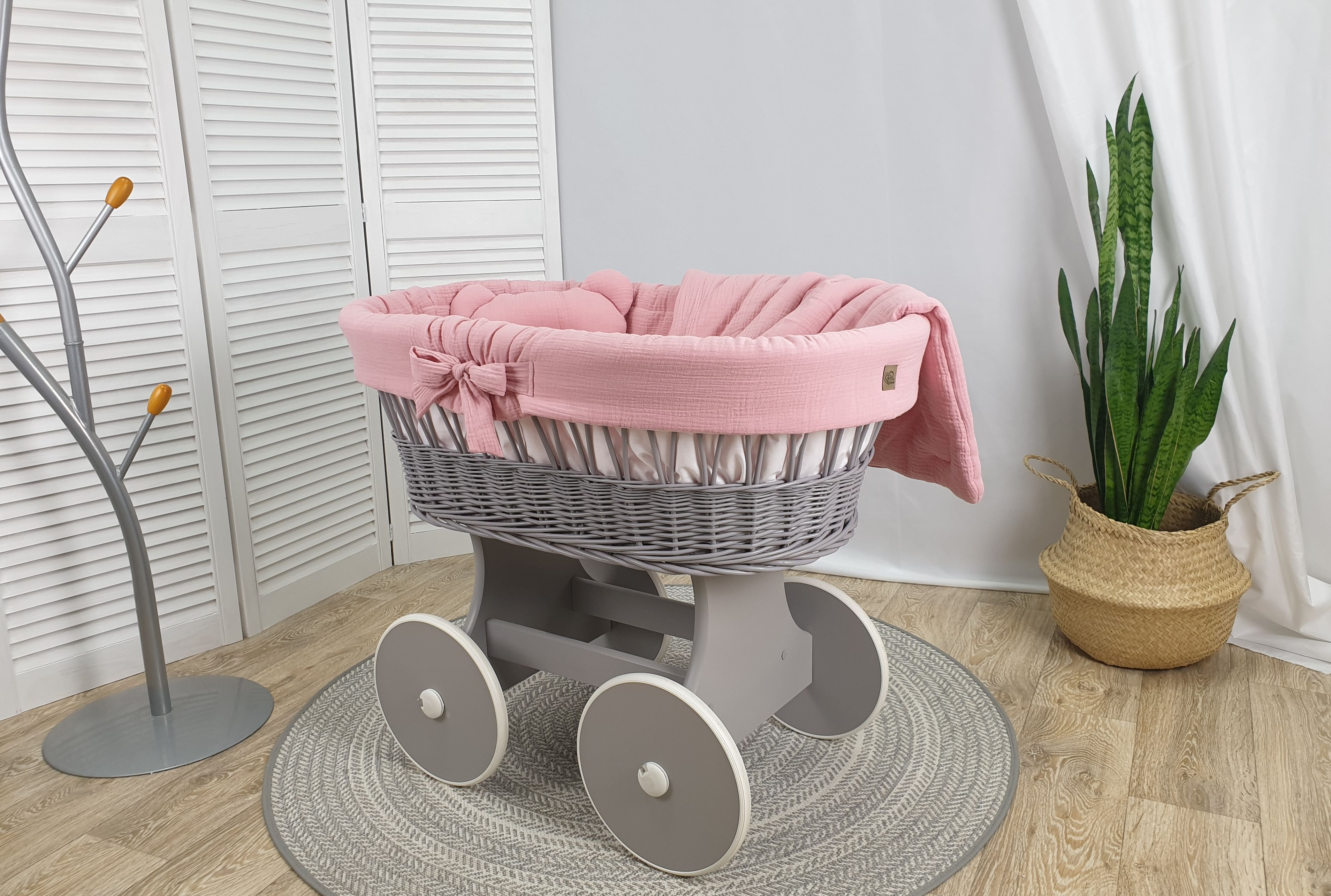 Moisés completo de mimbre sin dosel con ropa de cama rosa empolvado, gris muselina serie GPRKO-MUS - foto 2