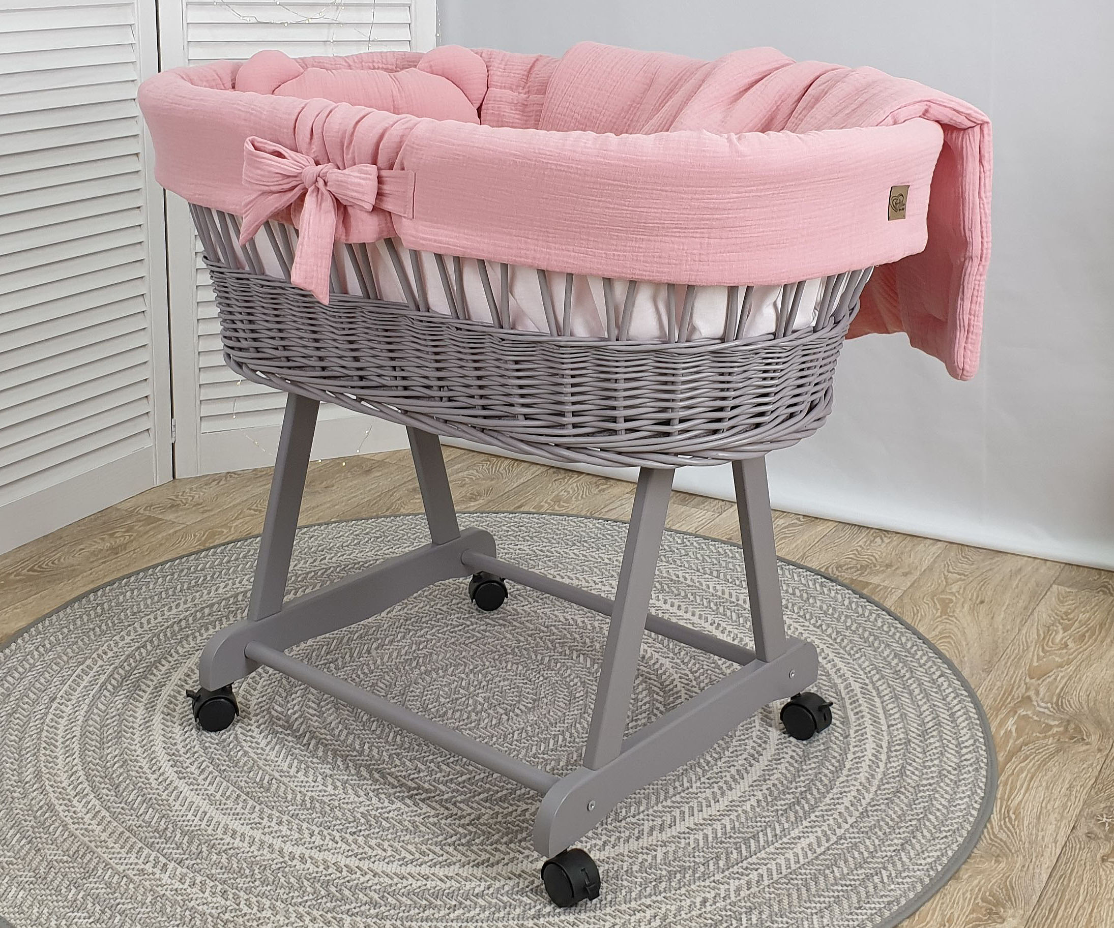 Moisés completo de mimbre sin dosel con ropa de cama rosa empolvado, gris, natural muselina y algodón serie GRPR-MUS
