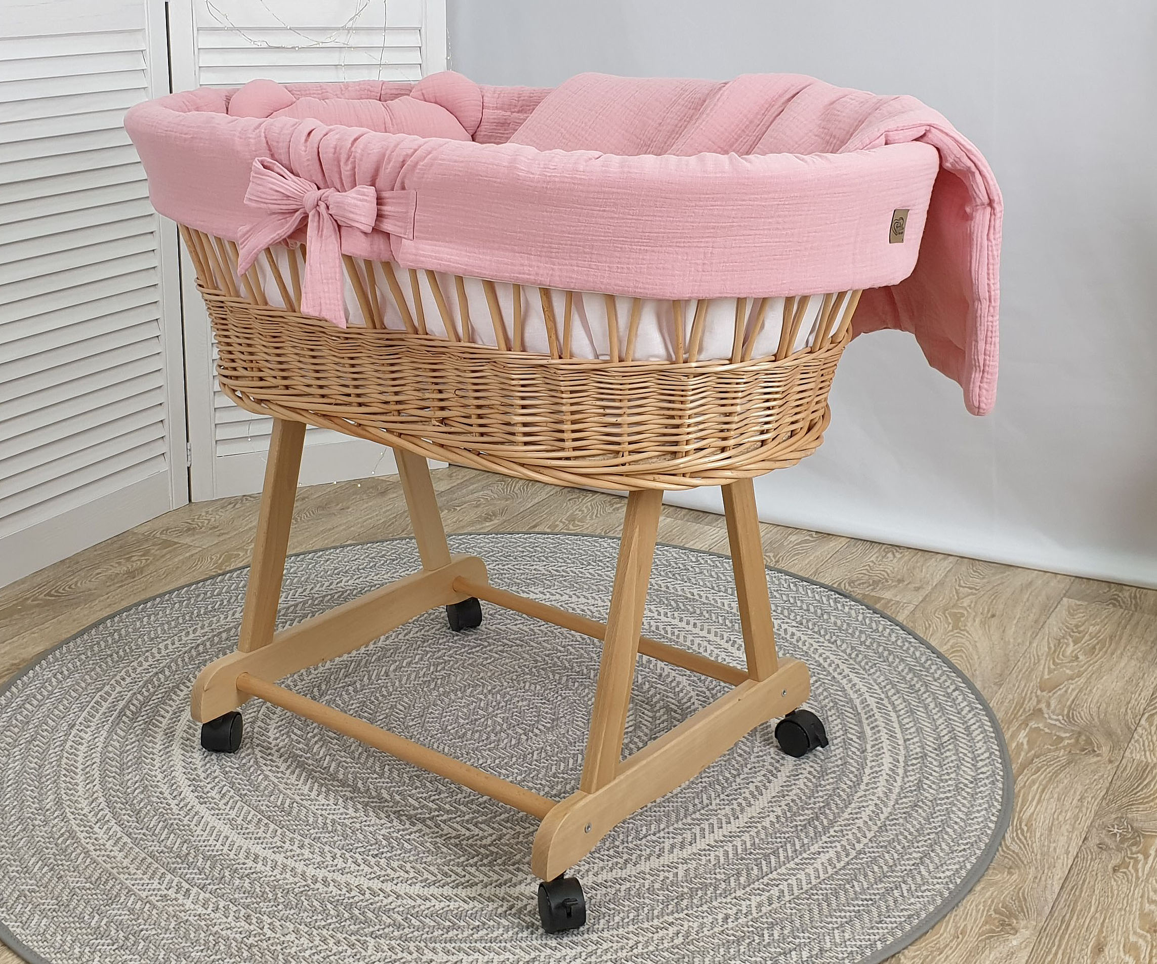 Moisés completo de mimbre sin dosel con ropa de cama rosa empolvado, natural muselina y algodón serie NPR-MUS