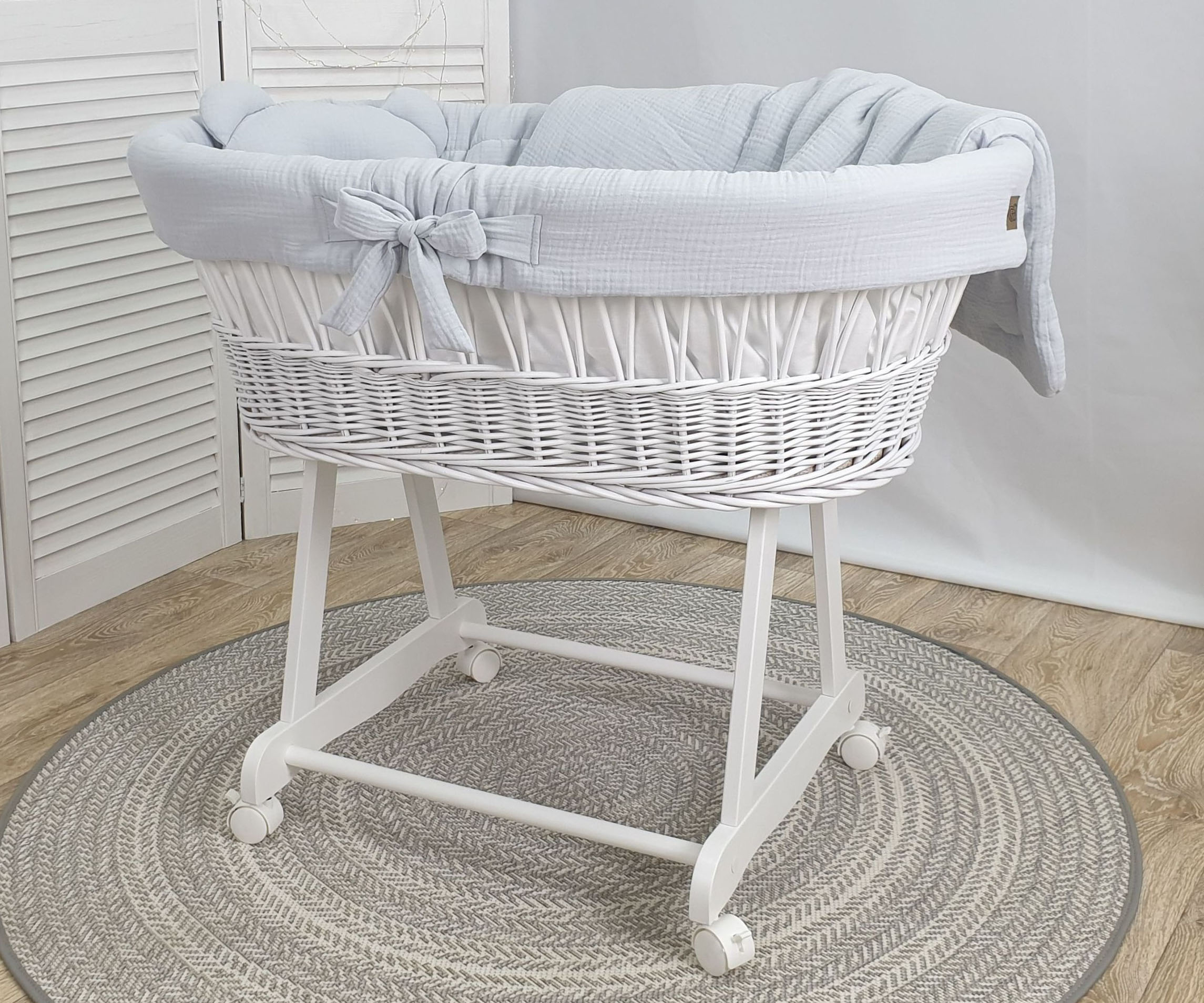 Moisés completo de mimbre sin dosel con ropa de cama blanco, gris, natural muselina y algodón