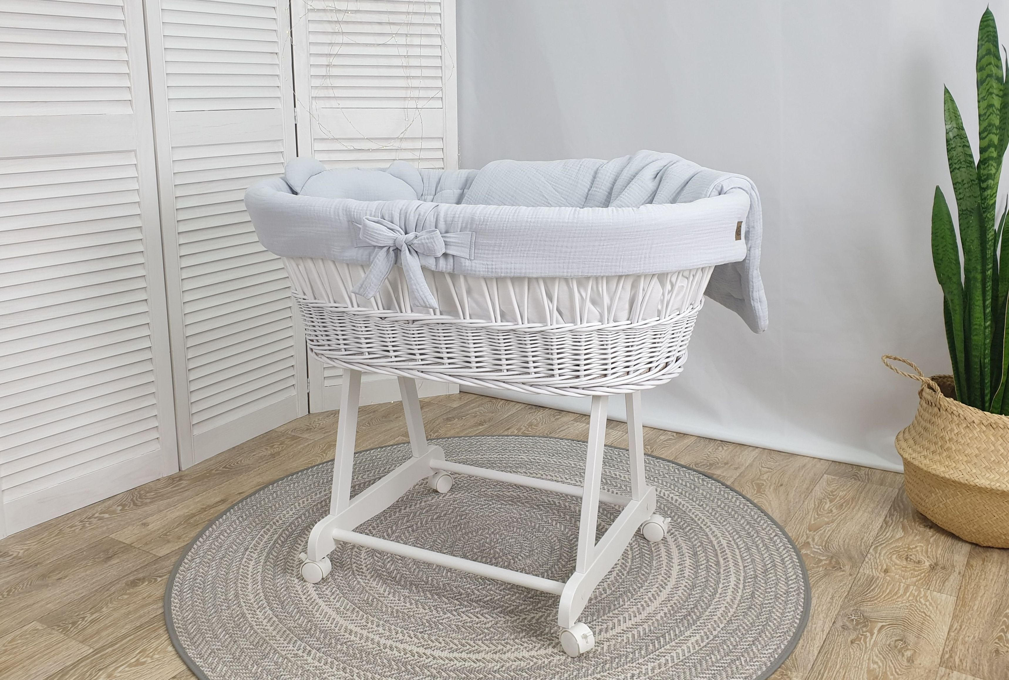 Moisés completo de mimbre sin dosel con ropa de cama blanco, gris, natural muselina y algodón - foto 2