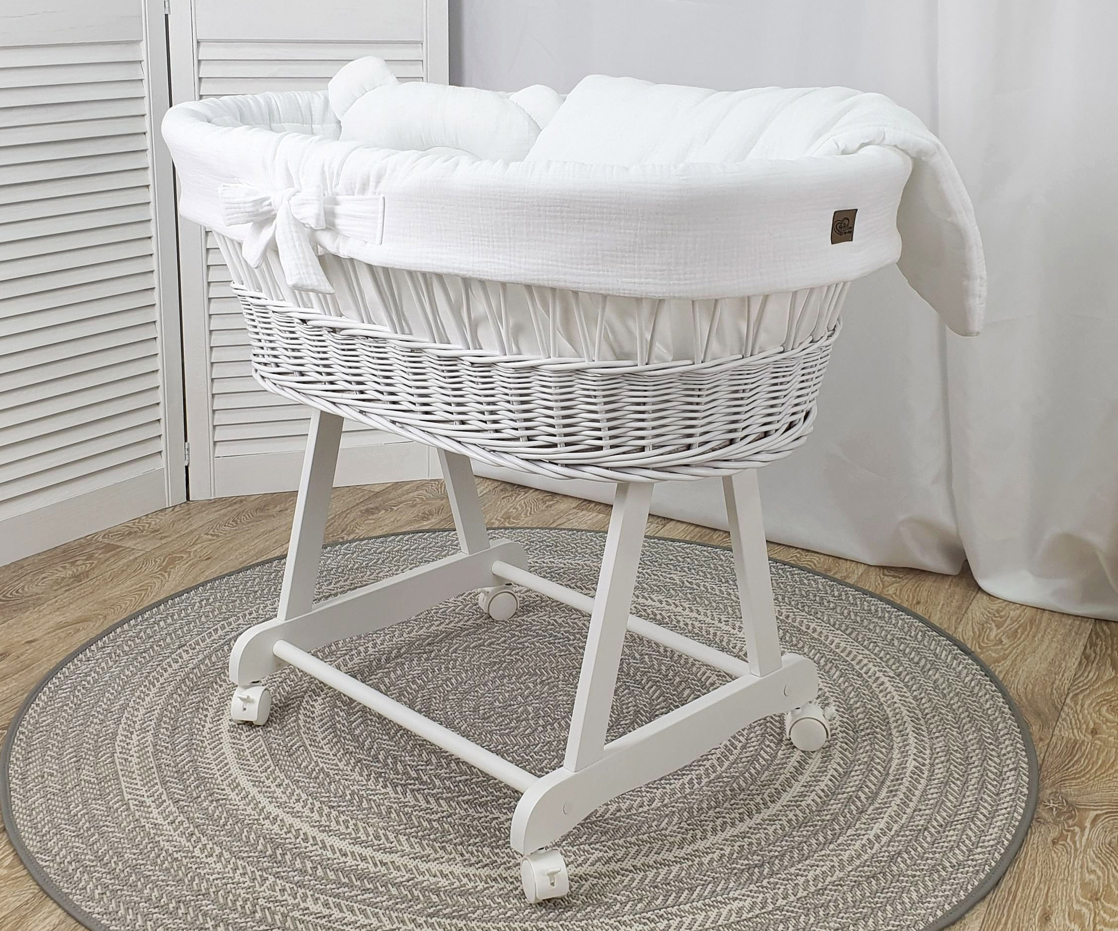 Moisés completo de mimbre sin dosel con ropa de cama blanco, natural muselina y algodón serie BBI-MUS