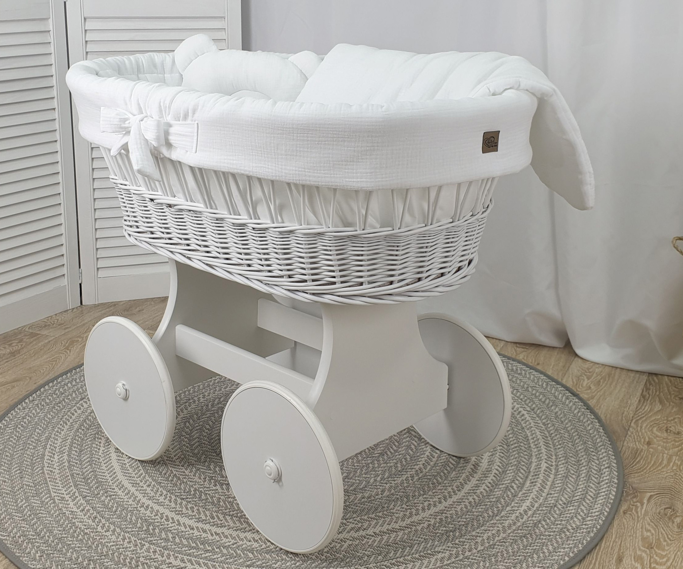 Moisés completo de mimbre sin dosel con ropa de cama blanco muselina serie BBKO-MUS
