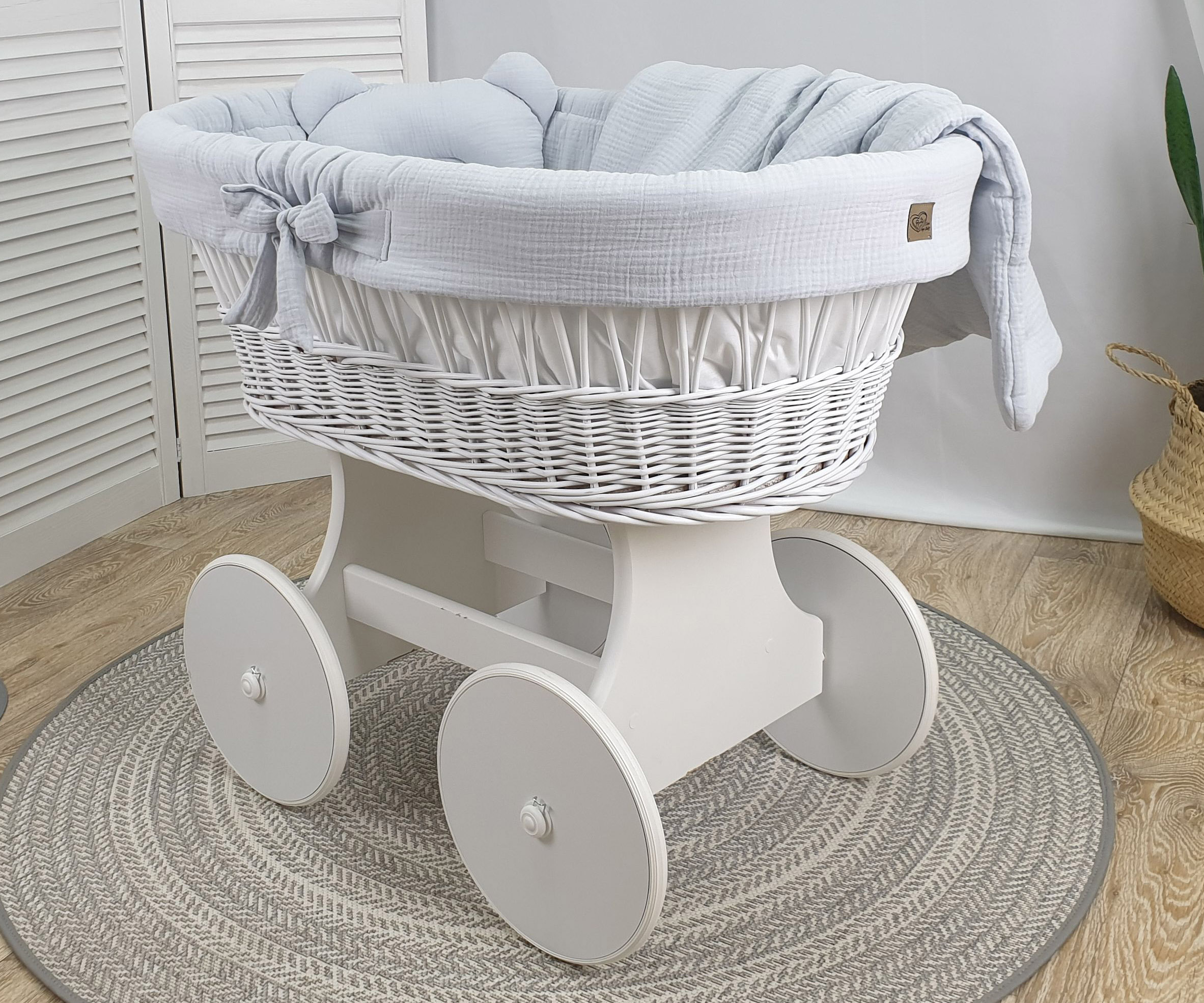 Moisés completo de mimbre sin dosel con ropa de cama blanco, gris muselina serie BGRKO-MUS