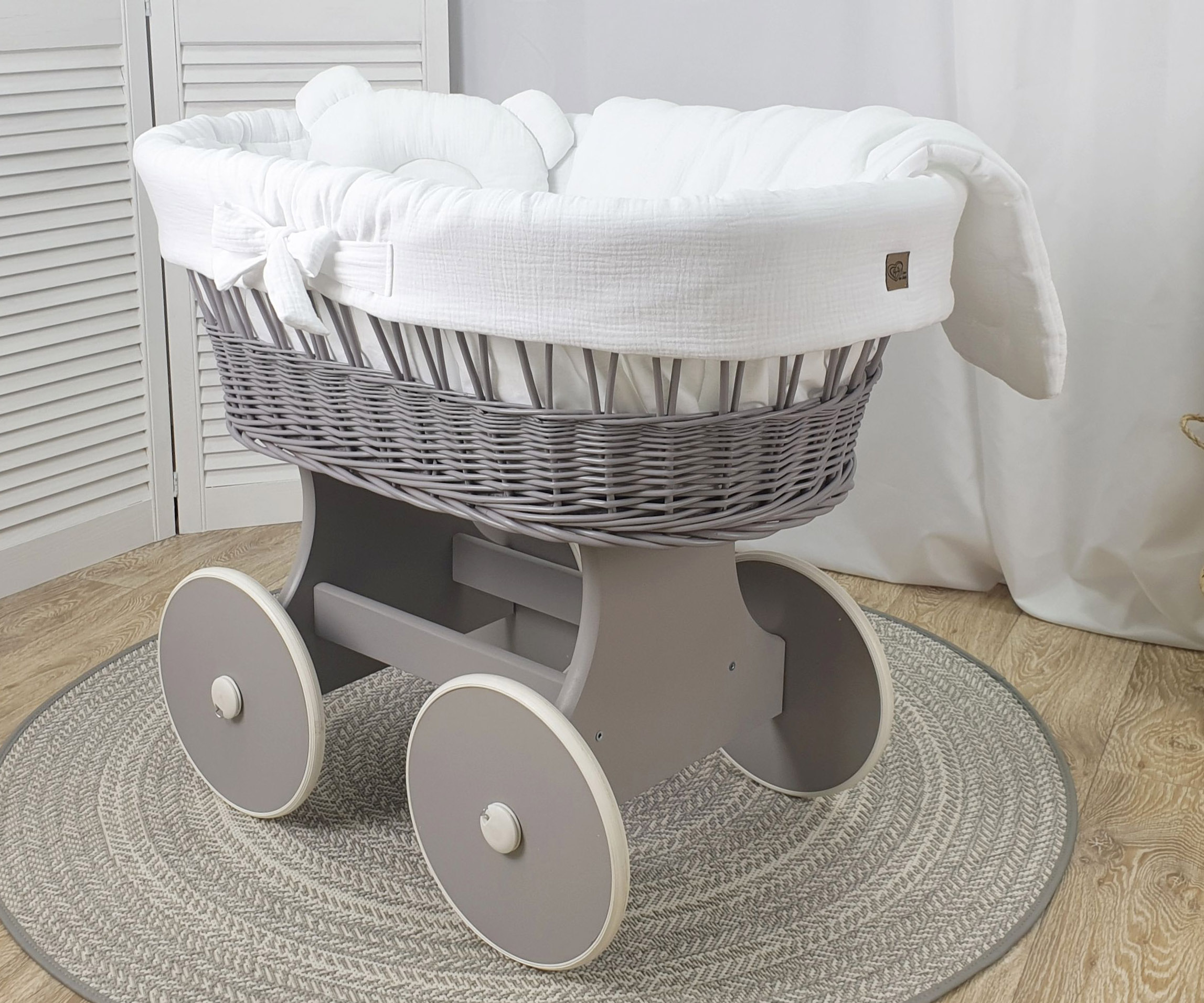 Moisés completo de mimbre sin dosel con ropa de cama blanco, gris muselina serie GBKO-MUS