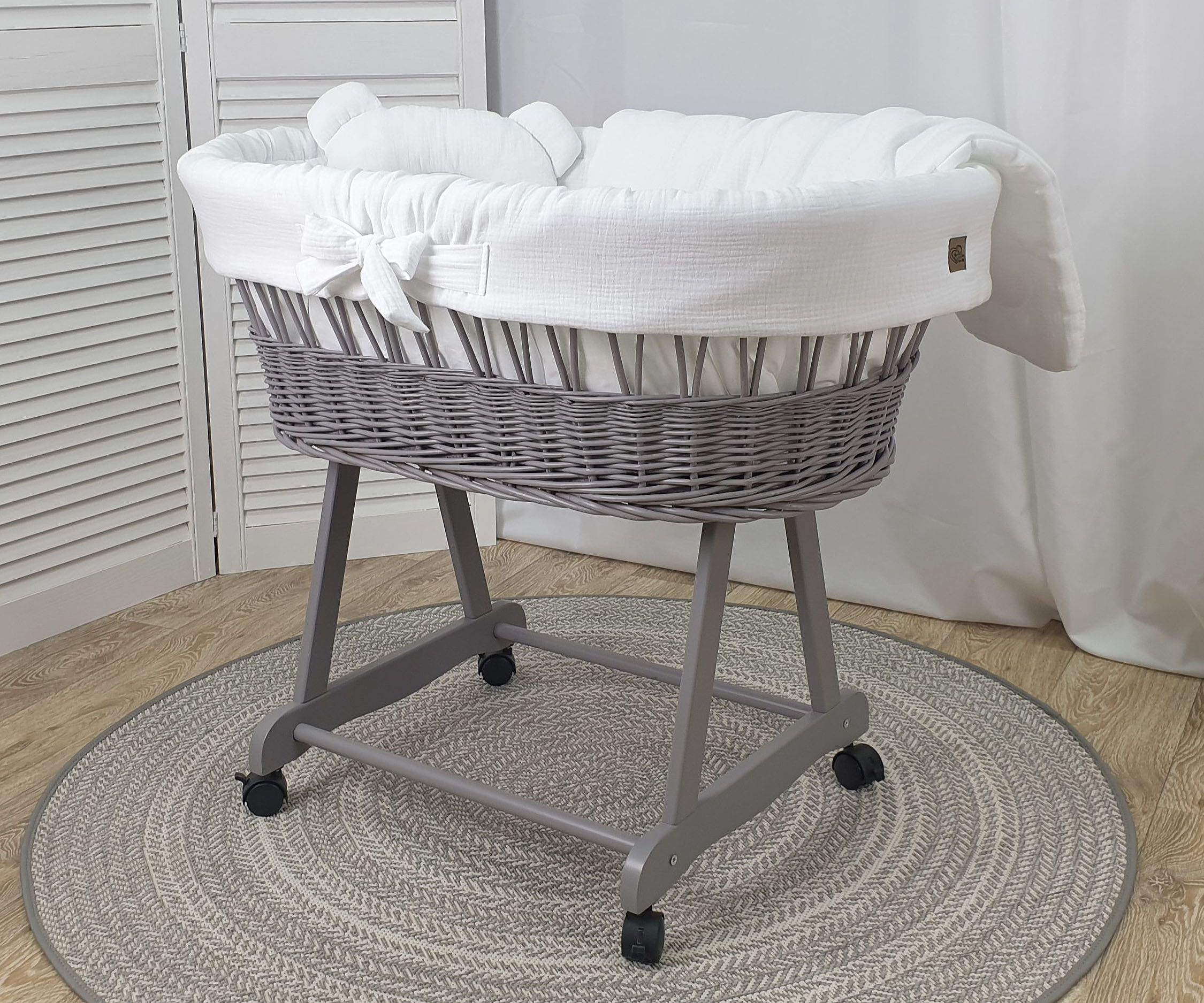 Moisés completo de mimbre sin dosel con ropa de cama blanco, gris, natural muselina y algodón serie GRBI-MUS