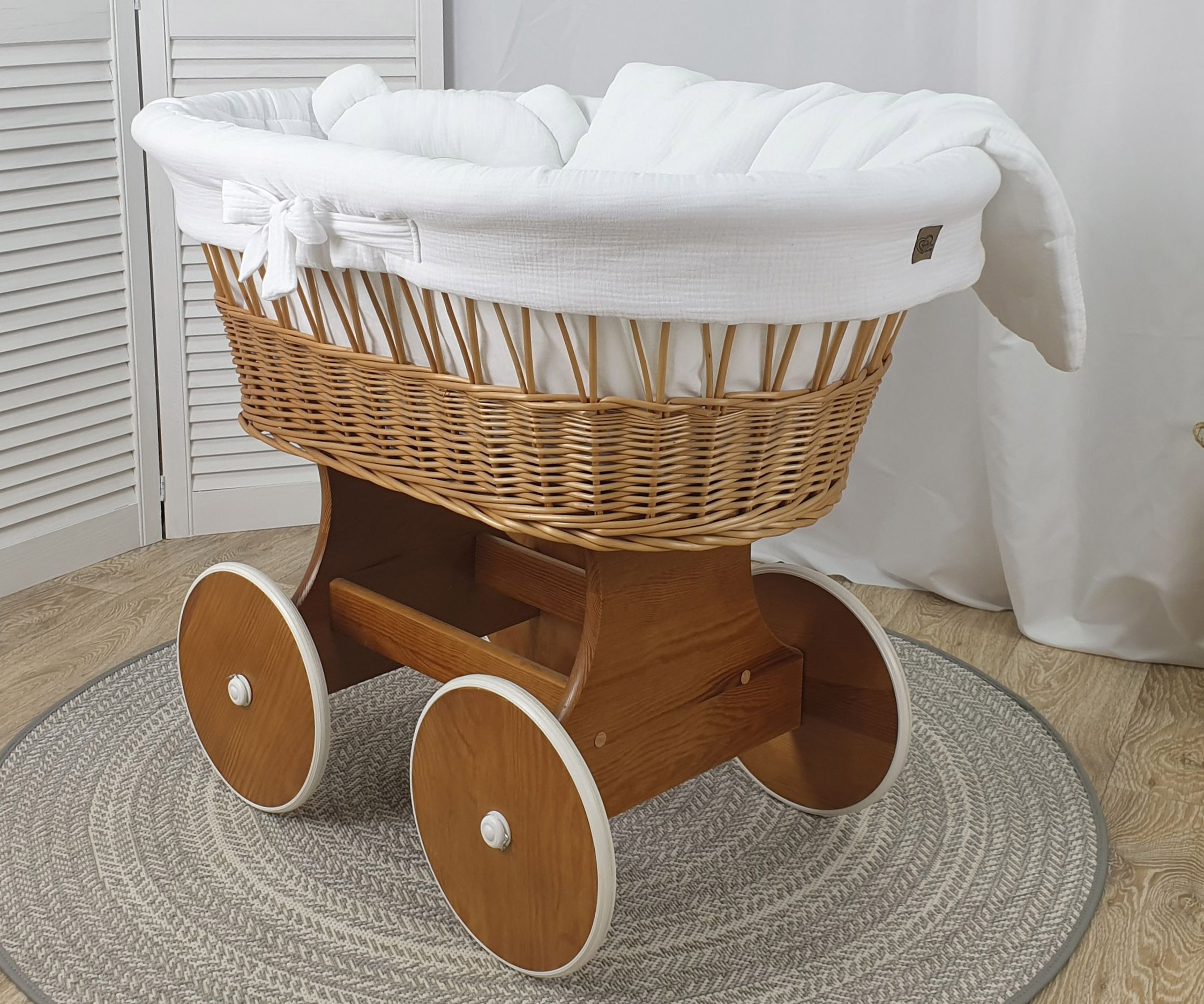 Moisés completo de mimbre sin dosel con ropa de cama blanco muselina y algodón serie NBIKO-MUS